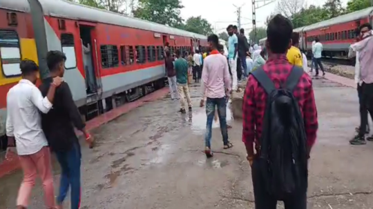 पटना से बक्सर जाने वाले रेल यात्रियों के लिए बड़ी खबर, बिहिया-बनाही स्टेशन के बीच टूटा ओएचई वायर