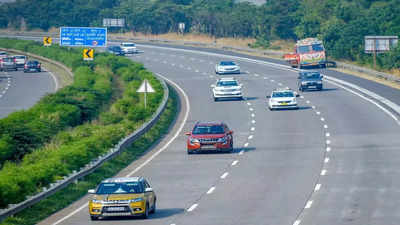 दिल्ली-मुंबई एक्सप्रेसवे के दोनों तरफ बनाई जा रही तीन लेन की सर्विस रोड, एंट्री-एग्जिट पॉइंट के लगने लगे बोर्ड