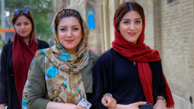 ईरान में औरतों के लिए कपड़ों को लेकर सख्त नियम, पालन न करने पर मिलती हैं ये सजाएं