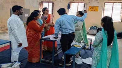 हमीरपुर में केंद्रीय मंत्री साध्वी निरंजन ज्योति के साथ बूथ के अंदर सेल्फी लेने पर मतदान कर्मी सस्पेंड