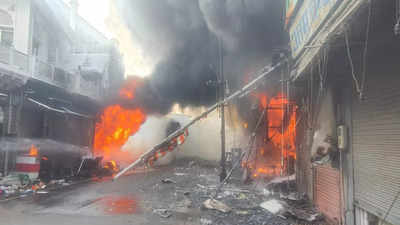 आगरा कपड़ा मार्केट में भीषण आग, जूते-चप्पल और मेडिकल स्टोर समेत 15 दुकानें राख, करोड़ों का नुकसान
