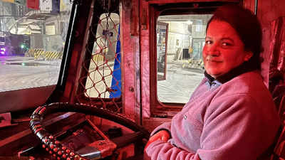 जिन सड़कों पर थरथर्राते हैं सबके हाथ, वहां 8 सालों से ट्रक दौड़ा रही ये महिला ड्राइवर