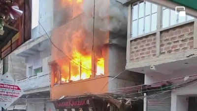 Nawada Latest News Today: नवादा के खाना-खजाना होटल में लगी आग, शॉर्ट सर्किट के बाद LPG सिलेंडर में हुआ ब्लास्ट