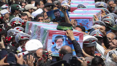 ईरान के दिवंगत राष्ट्रपति इब्राहिम रईसी को किया गया सुपुर्द-ए-खाक, इमाम रजा दरगाह में दफनाए गए