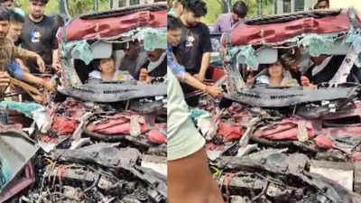 OMG! भयानक कार हादसे में मां-बेटी की बची जान, ग्रेटर नोएडा में चकनाचूर हुई SUV में एयरबैग बन गया कवच