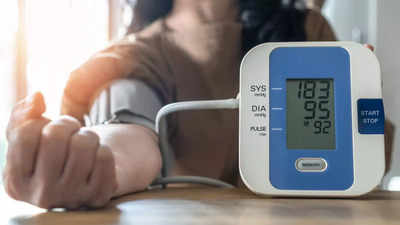 Blood Pressure को बेकाबू कर सकती हैं ये 5 चीजें, दवाओं के खर्च से बचना है तो तुरंत बना लें दूरी