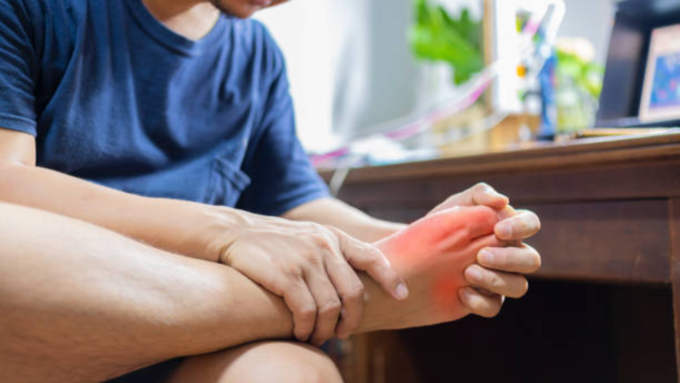 हात आणि पायांमध्ये जास्त युरिक ॲसिडची लक्षणे दिसतात