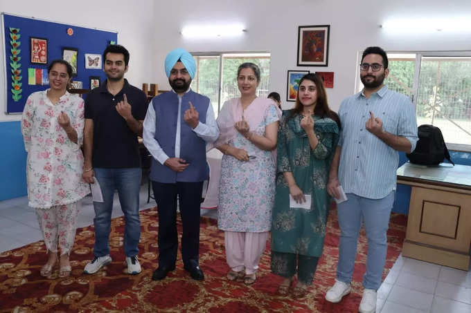चुनाव आयुक्त सुखबीर सिंह संधू ने परिवार संग डाला वोट