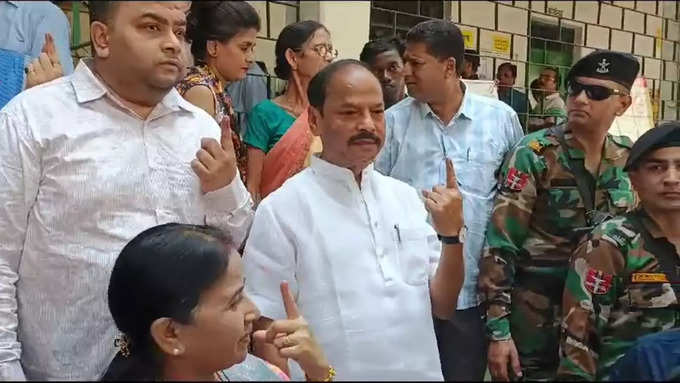 ​ओडिशा के राज्यपाल रघुवर दास ने जमशेदपुर में किया मतदान