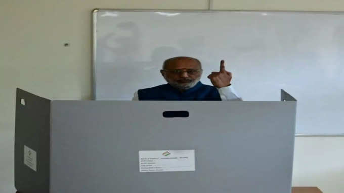 ​झारखंड के राज्यपाल सीपी राधाकृष्णन ने किया मतदान​