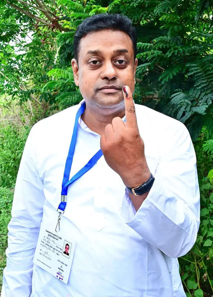 ओडिशा में पुरी से उम्मीदवार संबित पात्रा ने डाला वोट