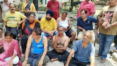 Indore News: भीषण गर्मी के बीच इंदौर में पानी के लिए हाहाकर! पार्षद का अर्धनग्न प्रदर्शन, वाटर टैंकर चालकों पर लगाया गंभीर आरोप