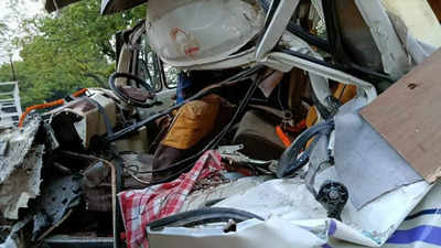 अयोध्या में ट्रक से टकराया कर्नाटक के श्रद्धालुओं का वाहन, 3 की मौत, 14 घायल