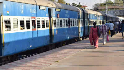 बरेली: लड़कियों को भेजता था अश्लील मैसेज, रेलवे ने किया स्टेशन मास्टर बर्खास्त