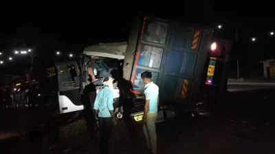 शाहजहांपुर में तीथर्यात्रियों की बस पर गिट्टी से भरा डंपर पलटा, 12 की मौत, 10 घायल, बढ़ सकता है आंकड़ा