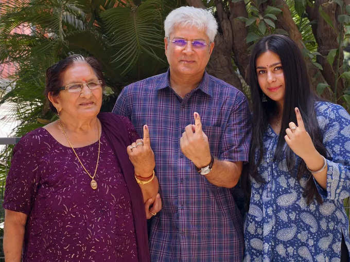 ​ कैलाश गहलोत ने बेटी और पत्नी संग किया मतदान
