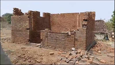 Jabalpur News: जबलपुर में भू माफिया का आतंक, गुंडों के साथ मिलकर गरीबों के घरों को तोड़ा