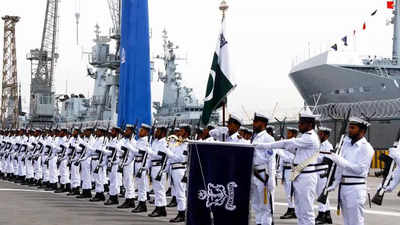 भारतीय नौसेना के सबसे बड़े बेस के करीब युद्धपोत बनाएगा पाकिस्तान, कराची शिपयार्ड ने की डील