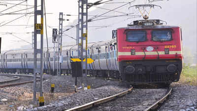 Indian Railway: साइक्लोन में उड़ न जाए ट्रेन! चेन से बांध कर ताला लगा रहा है रेलवे