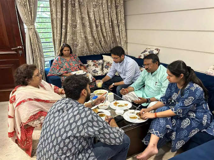 ​हर्ष मल्होत्रा : परिवार के साथ बैठकर किया नाश्ता