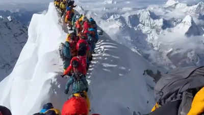એવરેસ્ટ પર પર્વતારોહકોની ભીડનો વિડીયો વાયરલ, બેના મોતની આશંકા