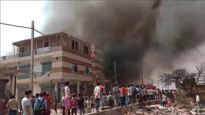दिल्ली में कम नहीं हो रहीं आग की घटनाएं, भलस्वा डेयरी इलाके के गोदाम में लाखों का सामान जलकर खाक