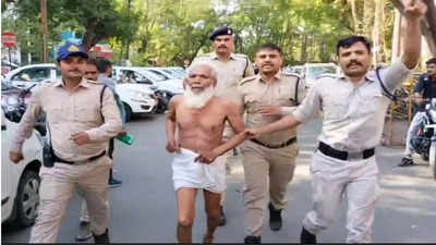 Indore News: कोर्ट के फैसले पर भड़क गया बुजुर्ग, जज पर फेंक दी जूतों की माला, जमकर हुई धुनाई