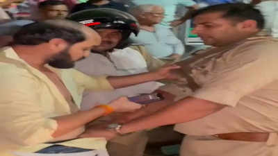 Mathura News: दबंगों ने पुलिस पार्टी पर किया हमला, दरोगा का गिरेबान पकड़ कर की गाड़ी चढ़ाने की कोशिश
