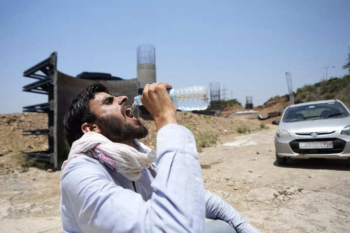 AP PHOTOS: Weeks of sweltering heat scorch northern India