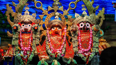 পুরীতে চলছে জগন্নাথ দেবের চন্দনযাত্রা, প্রচণ্ড গরম থেকে রেহাই পেতে শীতল করা হচ্ছে জগন্নাথকে