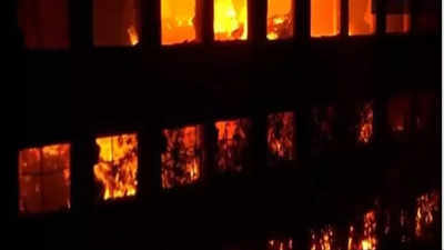 गुरुग्राम: कपड़ा बनाने वाली कंपनी में लगी भीषण आग, पूरी बिल्डिंग में फैली, 27 फायर टेंडर मौके पर