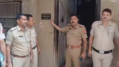 अमानतुल्लाह खान और बेटे के खिलाफ कुर्की की तैयारी, फरार आप विधायक के खिलाफ कार्रवाई की तैयारी में नोएडा पुलिस