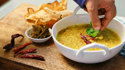 Rainy Day Season Special Khichuri: ঝরঝর বরিষে বারিধারা, বাঙালি হেঁশেলে হিট ভিন্ন স্বাদের খিচুড়ি