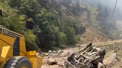 गंगोत्री हाइवे पर पहाड़ से बरसे पत्थर, एक श्रद्धालु की मौके पर मौत, 8 घायल