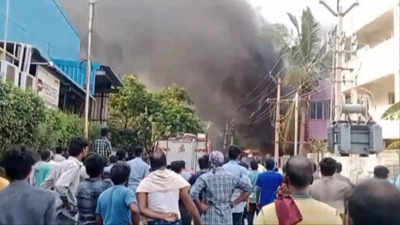 Tamil Nadu News: तमिलनाडु के तिरुवल्लूर में पेंट फैक्ट्री में लगी आग, 3 कर्मचारी जिंदा जले, कई अंदर फंसे