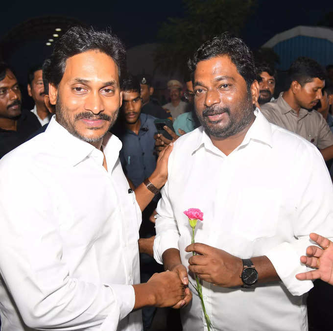 విదేశీ పర్యటన నుంచి తిరిగొచ్చిన సీఎం జగన్.. వైసీపీ నేతల ఘనస్వాగతం​