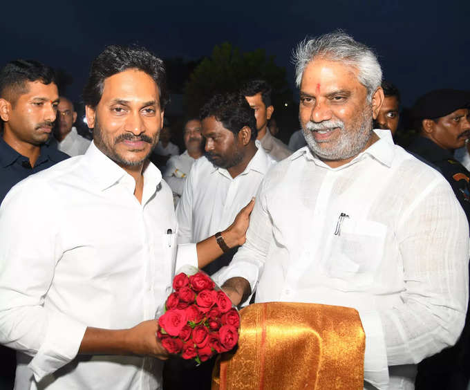 విదేశీ పర్యటన నుంచి తిరిగొచ్చిన సీఎం జగన్.. వైసీపీ నేతల ఘనస్వాగతం​