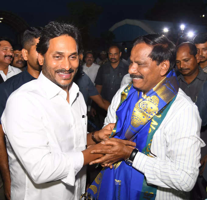 విదేశీ పర్యటన నుంచి తిరిగొచ్చిన సీఎం జగన్.. వైసీపీ నేతల ఘనస్వాగతం​