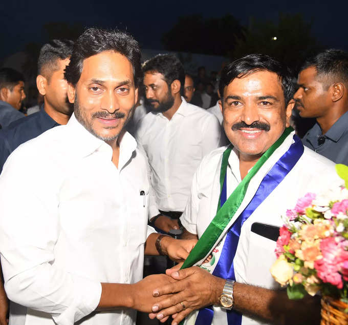 విదేశీ పర్యటన నుంచి తిరిగొచ్చిన సీఎం జగన్.. వైసీపీ నేతల ఘనస్వాగతం​