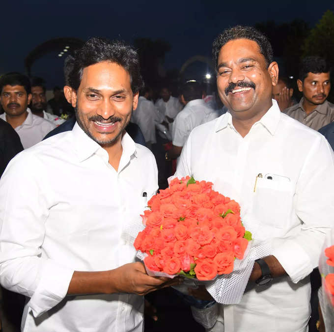 విదేశీ పర్యటన నుంచి తిరిగొచ్చిన సీఎం జగన్.. వైసీపీ నేతల ఘనస్వాగతం​