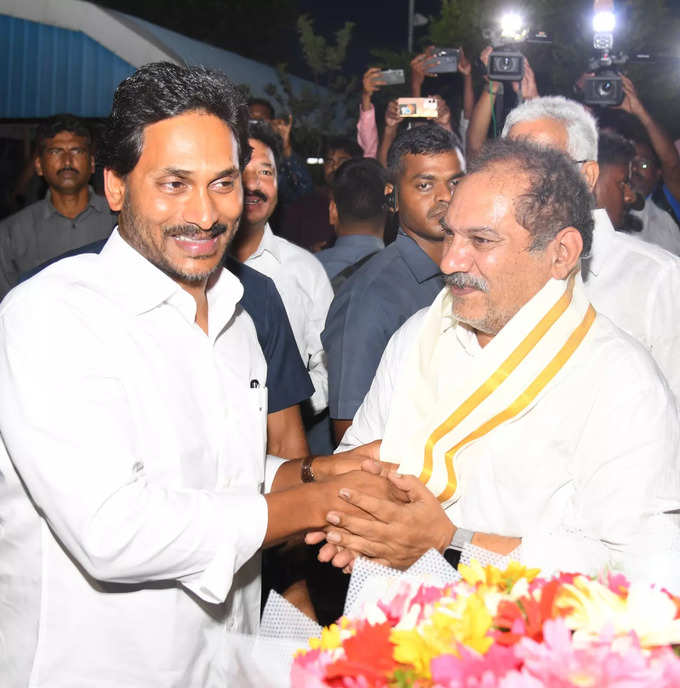 విదేశీ పర్యటన నుంచి తిరిగొచ్చిన సీఎం జగన్.. వైసీపీ నేతల ఘనస్వాగతం​