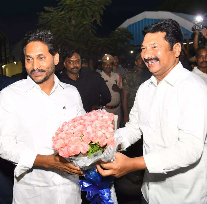 విదేశీ పర్యటన నుంచి తిరిగొచ్చిన సీఎం జగన్.. వైసీపీ నేతల ఘనస్వాగతం​