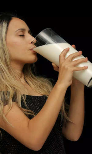 उन्हाळ्यात आपण किती ग्लास दूध पिऊ शकतो?