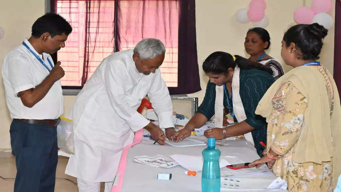 ​मुख्यमंत्री नीतीश कुमार ने बख्तियारपुर के बूथ में किया मतदान​