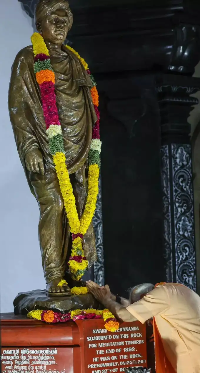 पंतप्रधान स्वामी विवेकानंदांच्या चरणी नतमस्तक