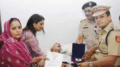 दो साल से कोमा में हैं दिल्ली पुलिस के हेड कांस्टेबल, माला पहनाकर सम्मान से दिया गया रिटायरमेंट
