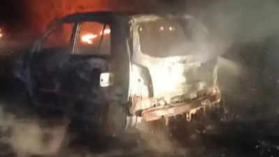 दिल्ली से हरिद्वार जा रही कार आग का गोला बनी, चार लोग जिंदा जले, सिर्फ कंकाल बचे