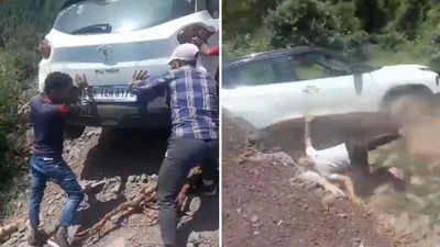 Khai Mein Giri Car: पहाड़ी ढलान पर लटकी कार को निकाल रहे थे लोग, अचानक संतुलन बिगड़ा तो ड्राइवर ने ऐसे बचाई जान, वीडियो वायरल