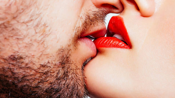 बायकोला किस करणे गरजेचे का आहे?