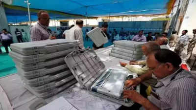 मतगणना पर पल-पल नजर रखने को डटे राजनैतिक पार्टियों के पदाधिकारी, लखनऊ में 950 कर्मचारी गिनेंगे वोट